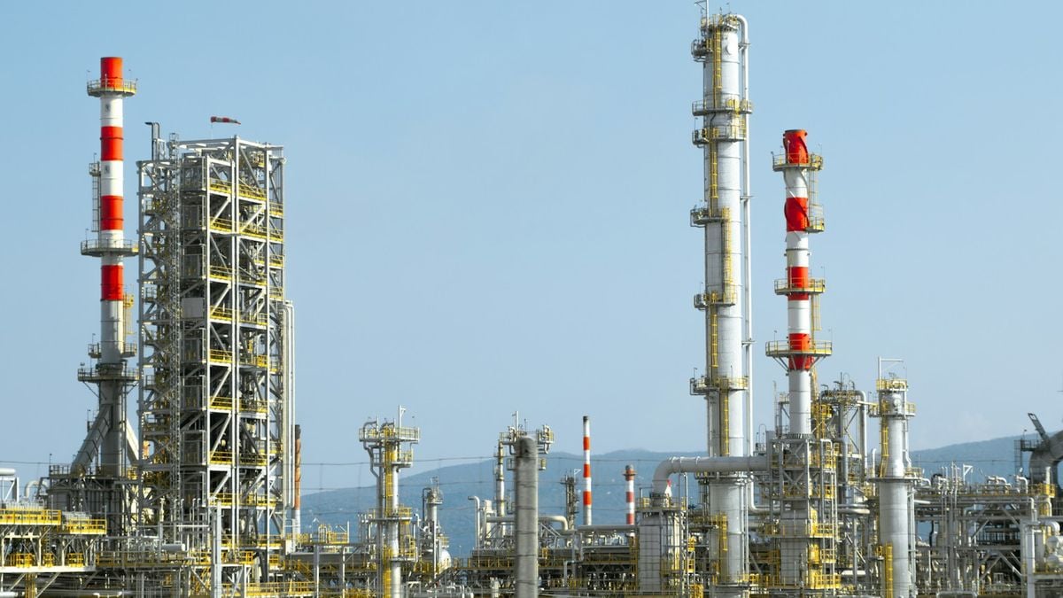 comparison-of-iranian,-indonesian-and-american-oil-refineries:-production-per-day-and-world-energy-power