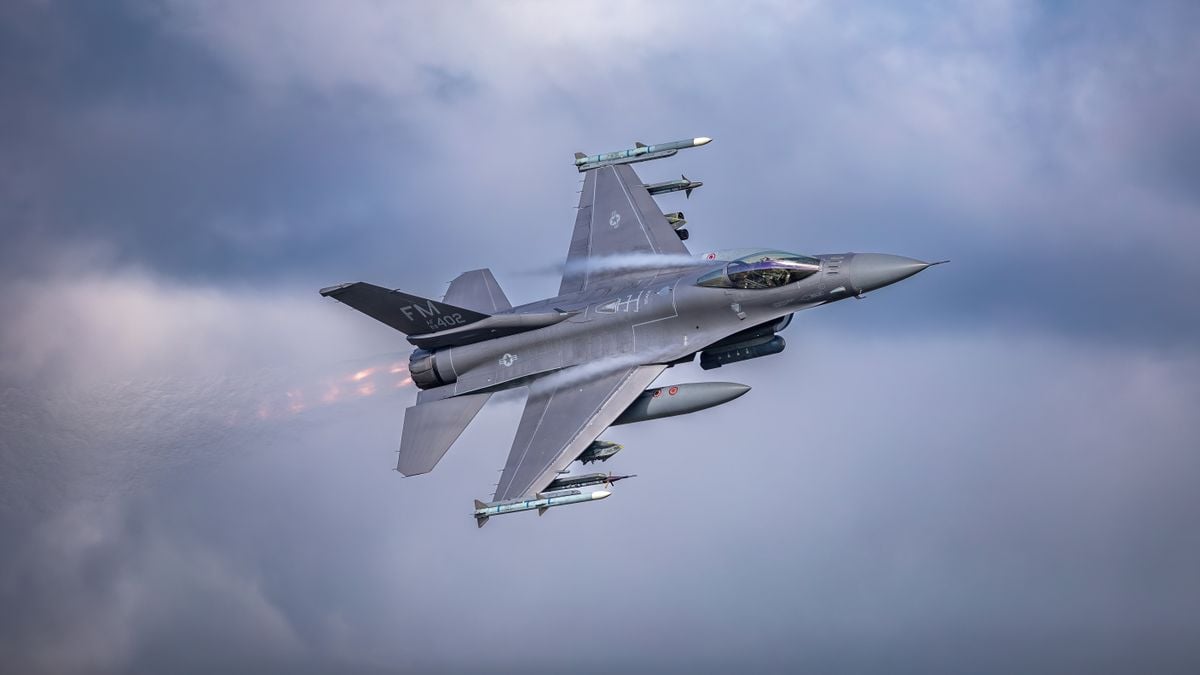 tensions-mount:-us-f-15e-fighter-jet-shot-down-by-iran,-us-claims-rescue-operation-successful