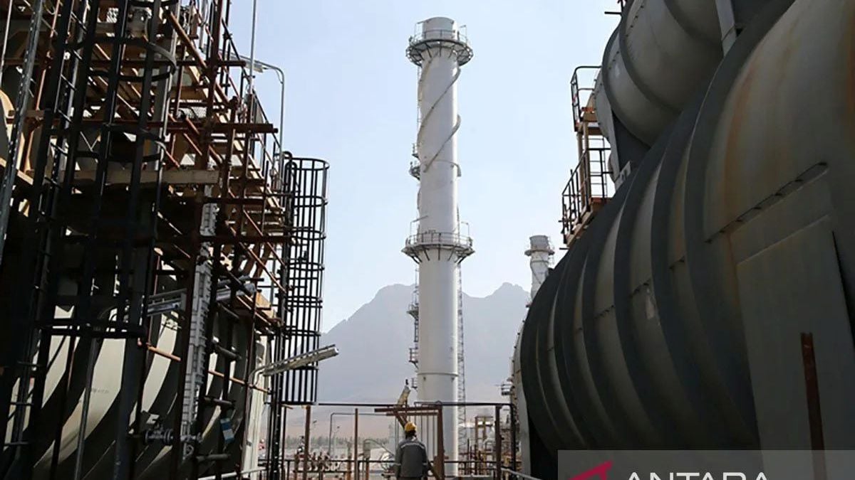 iran-news-today:-lavan-oil-refinery-bombed-after-iran–us-ceasefire-agreement,-strait-of-hormuz-opened