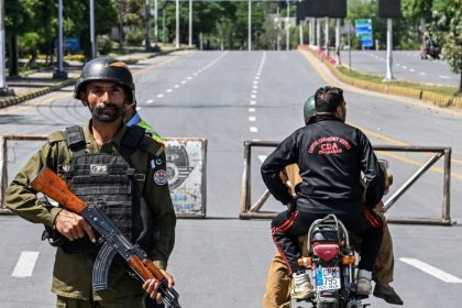 trump's-threats-to-iran-heat-up-ahead-of-negotiations-in-pakistan,-the-strait-of-hormuz-is-closed-again