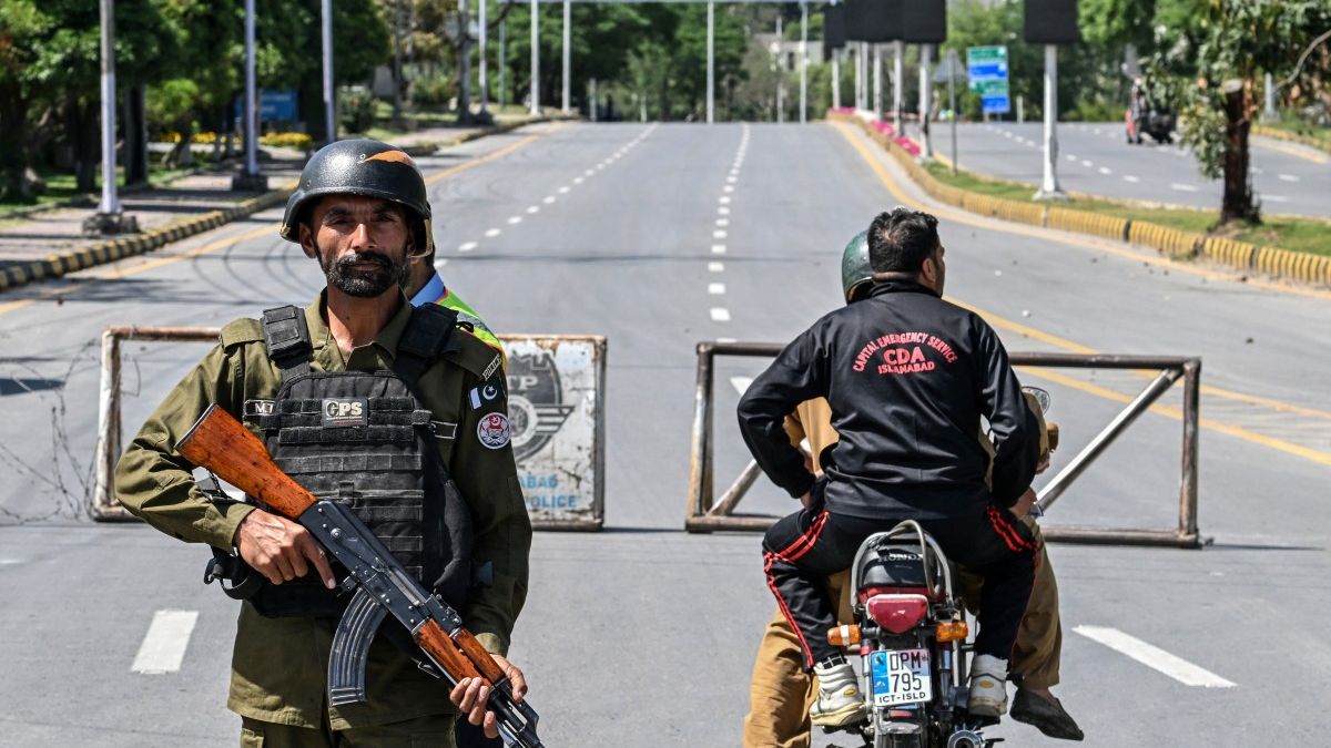 trump's-threats-to-iran-heat-up-ahead-of-negotiations-in-pakistan,-the-strait-of-hormuz-is-closed-again