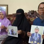 sobs-the-mother-of-the-captain-of-the-honor-25-ship-who-was-held-hostage-by-somali-pirates,-will-prabowo-help?
