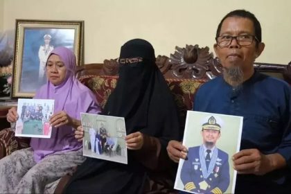 sobs-the-mother-of-the-captain-of-the-honor-25-ship-who-was-held-hostage-by-somali-pirates,-will-prabowo-help?