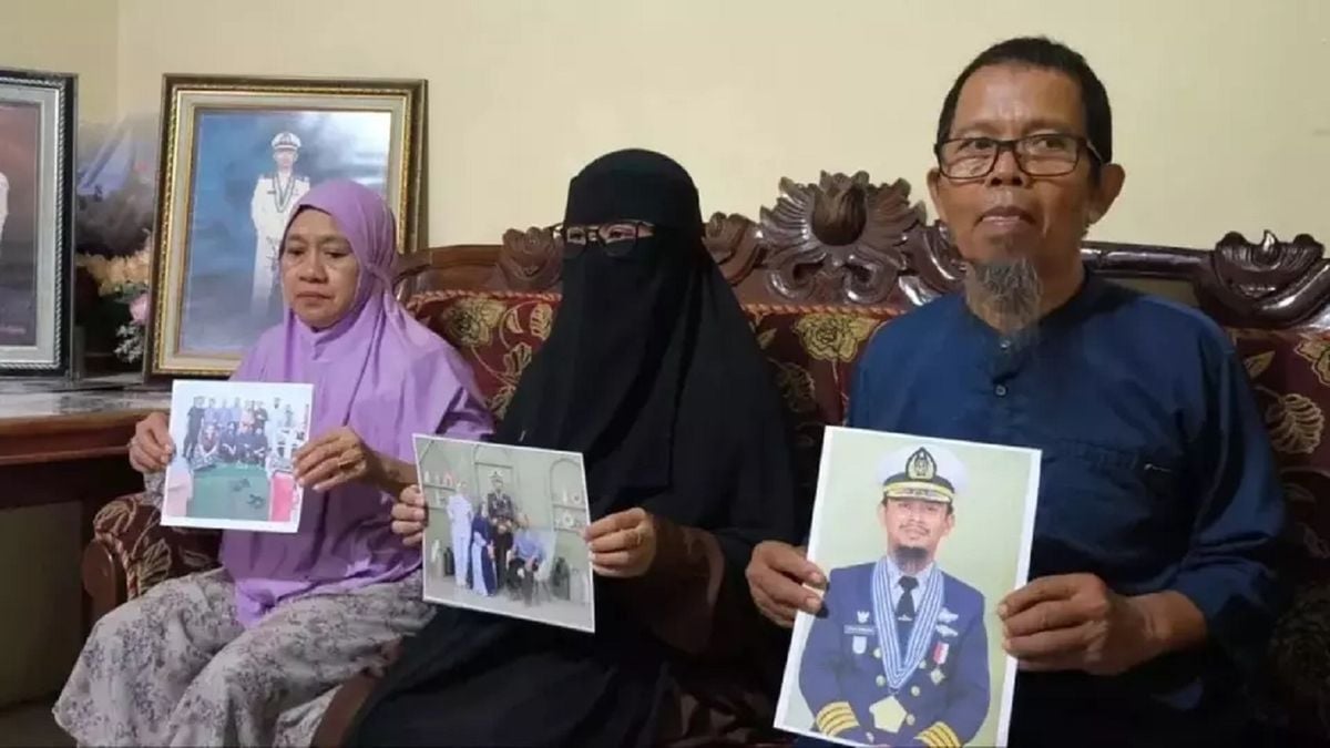 sobs-the-mother-of-the-captain-of-the-honor-25-ship-who-was-held-hostage-by-somali-pirates,-will-prabowo-help?