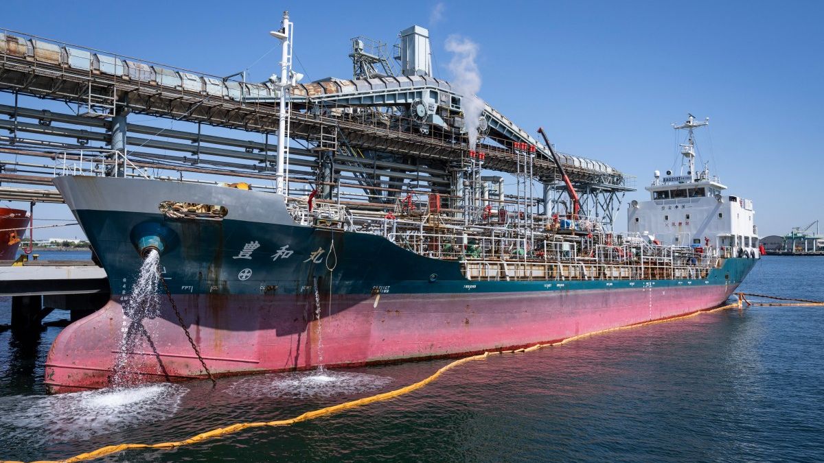 tanker-ship-hit-by-mysterious-projectile-off-uae-coast,-us-prepares-guards-in-strait-of-hormuz