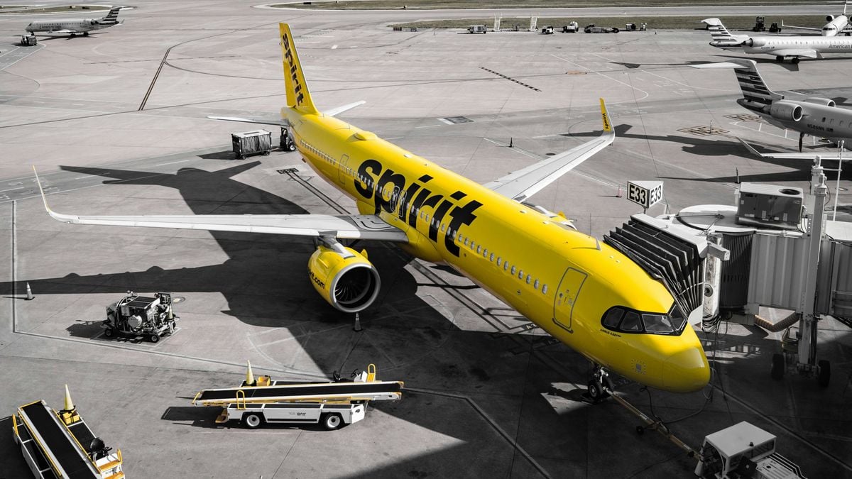 american-owned-spirit-airlines-closes-suddenly,-lays-off-17-thousand-employees.-affected-by-the-us-attack-on-iran