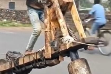 without-an-engine-and-gasoline,-chukudu:-the-iconic-wooden-vehicle-that-congolese-people-are-proud-of,-capable-of-carrying-heavy-loads