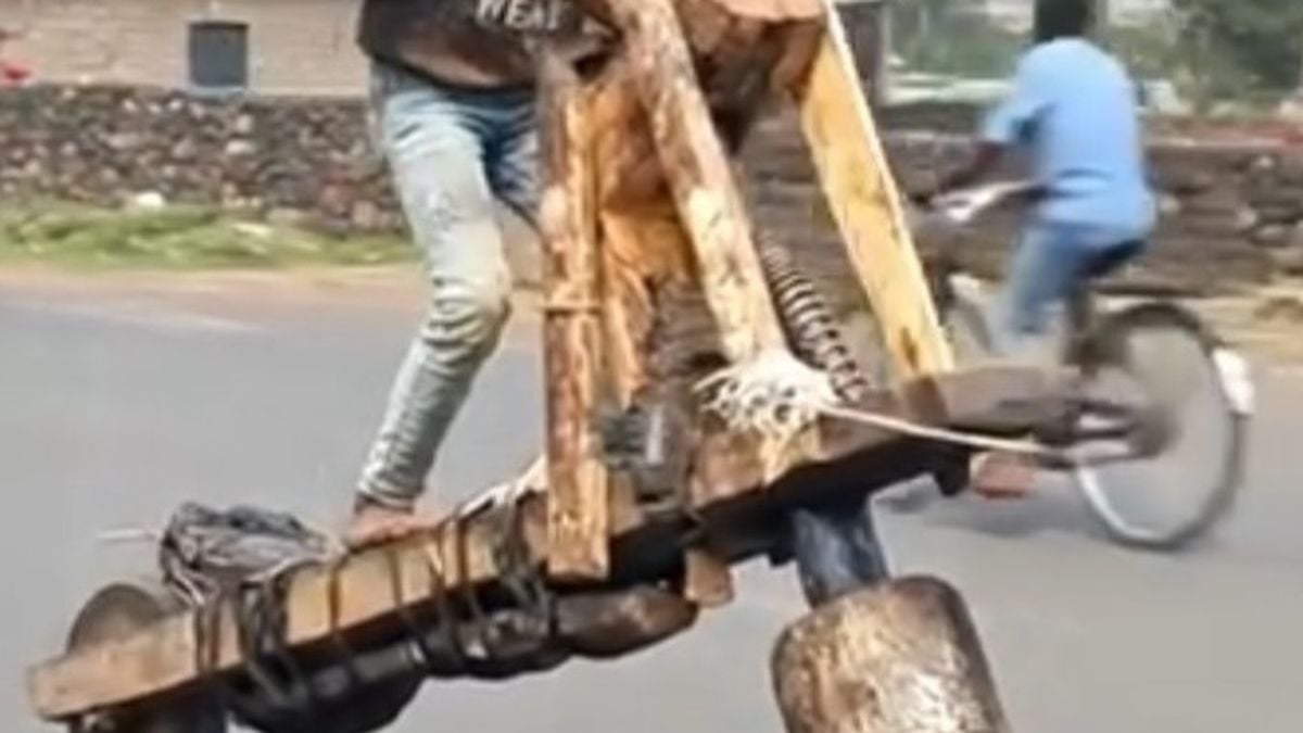 without-an-engine-and-gasoline,-chukudu:-the-iconic-wooden-vehicle-that-congolese-people-are-proud-of,-capable-of-carrying-heavy-loads