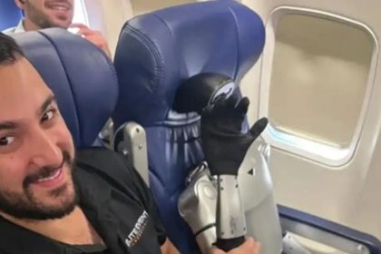 robot-becomes-airplane-passenger,-this-flight-is-even-1-hour-late