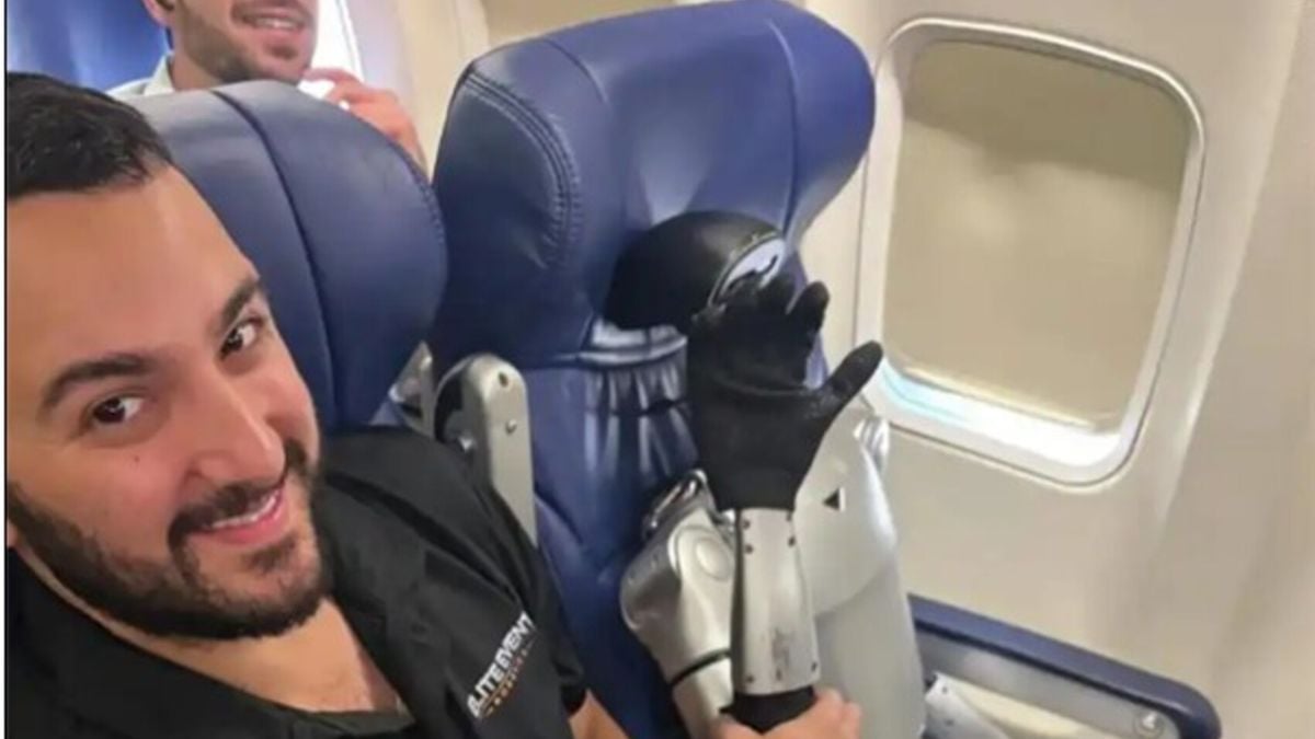 robot-becomes-airplane-passenger,-this-flight-is-even-1-hour-late