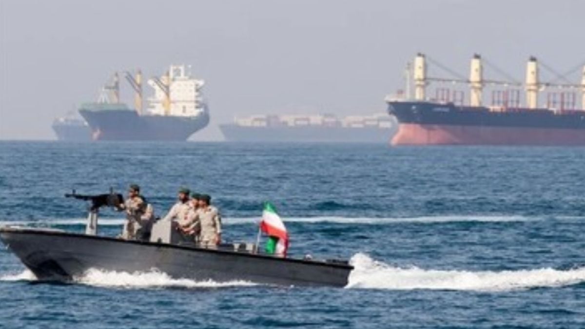 the-strait-of-hormuz-heats-up-again,-iran-and-the-us-attack-each-other-amid-peace-efforts
