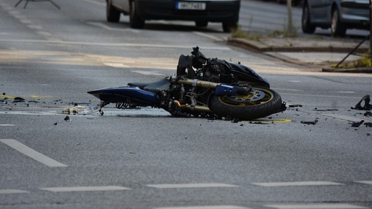 horrified!-motorcycle-hanging-from-traffic-lights-after-accident-on-the-surrey-delta-border,-rider-critical