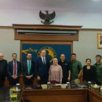 Director Tia Yuniarti (center), accompanied by members of the editorial team, poses for a group photo with French Ambassador to Indonesia Fabien Penone (fifth left) and his delegation at the Pikiran Rakyat Hall
