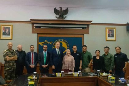 Director Tia Yuniarti (center), accompanied by members of the editorial team, poses for a group photo with French Ambassador to Indonesia Fabien Penone (fifth left) and his delegation at the Pikiran Rakyat Hall