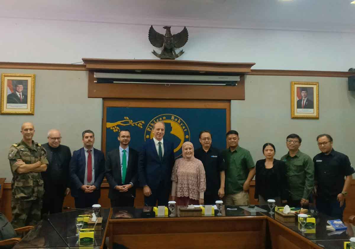 Director Tia Yuniarti (center), accompanied by members of the editorial team, poses for a group photo with French Ambassador to Indonesia Fabien Penone (fifth left) and his delegation at the Pikiran Rakyat Hall
