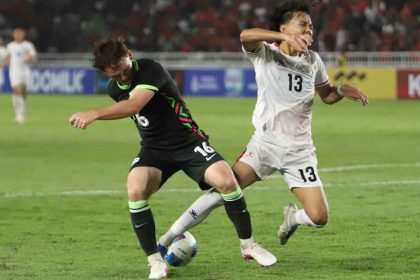 Indonesia U-19 player Eizar Jaco (right) challenges an Australia U-19 player for possession during the AFF U-19