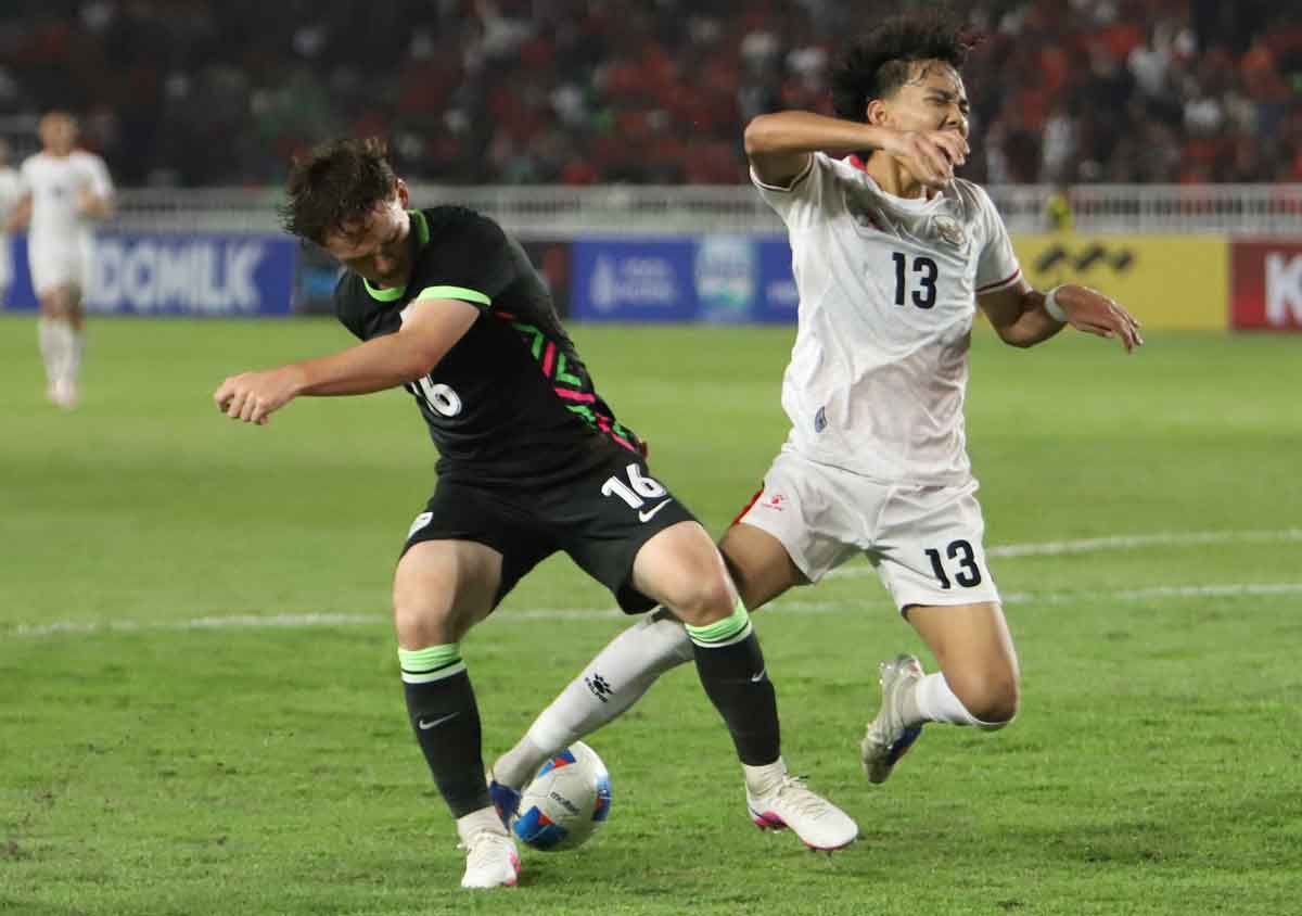 Indonesia U-19 player Eizar Jaco (right) challenges an Australia U-19 player for possession during the AFF U-19