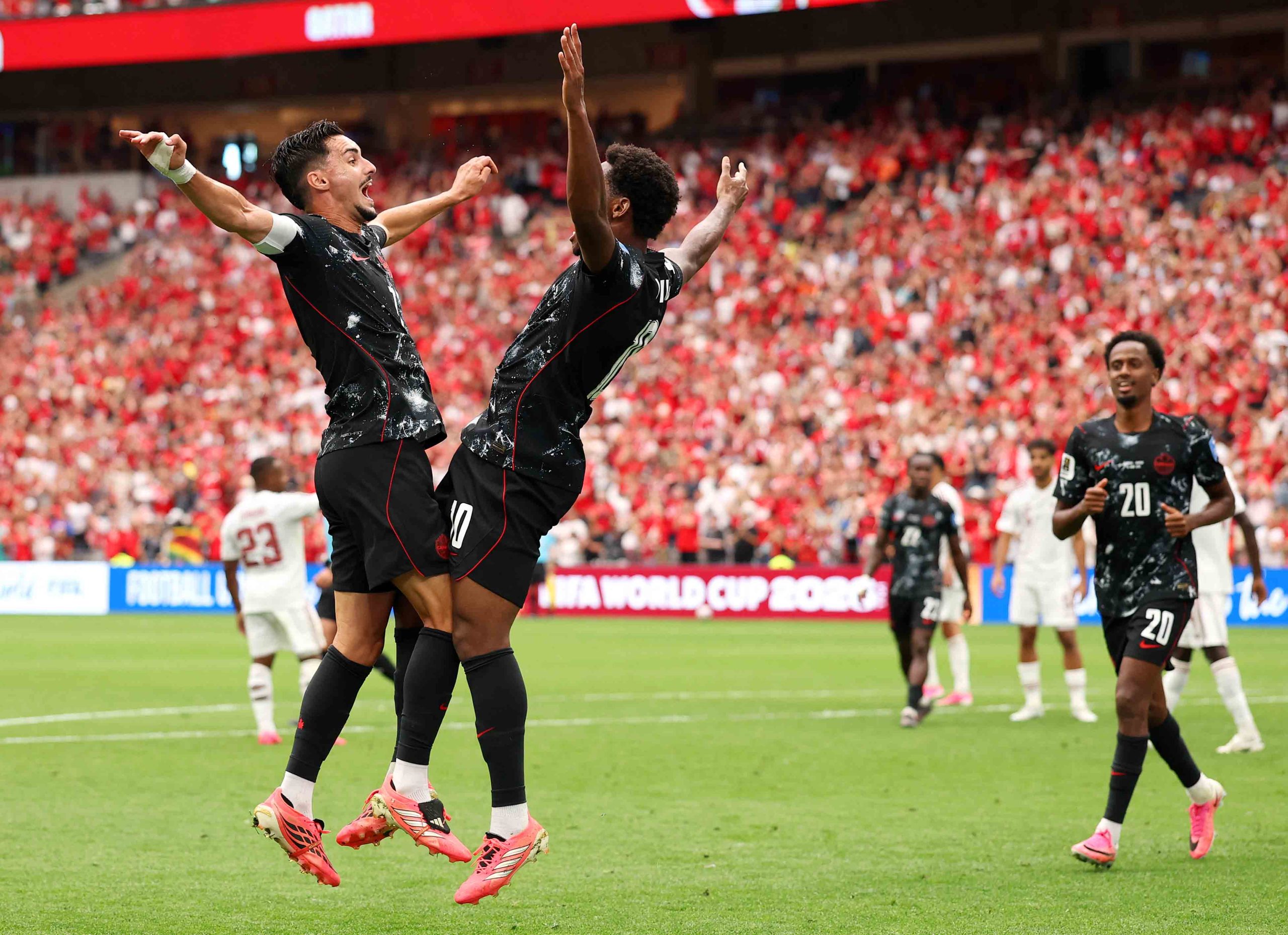 Jonathan David celebrates with teammate Stephen Eustáquio