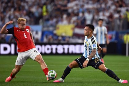 Lautaro Martínez battles for possession with Xaver Schlager