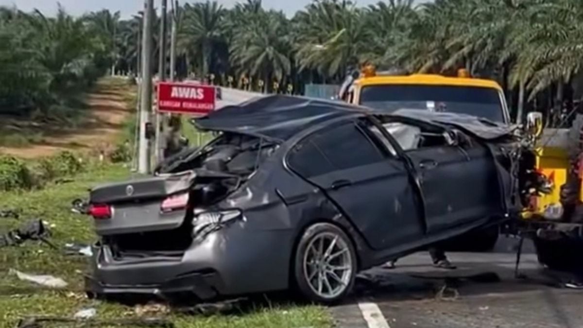 chain-collision-involving-a-bmw-and-a-mercedes-in-johor,-5-people-killed,-including-a-10-year-old-child