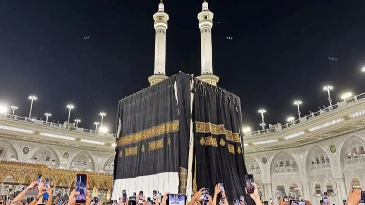 1448-hijriah,-why-does-the-changing-of-the-kiswah-of-the-kaaba-always-invite-tears?-this-is-the-meaning