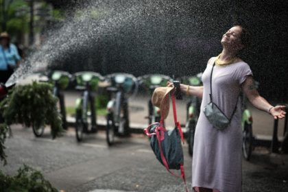 heat-wave-hits-england:-hundreds-of-schools-closed,-temperatures-expected-to-break-records