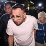 Pekerja seni Raffi Ahmad melayat ke rumah duka penyanyi Vidi Aldiano di Jalan Kecapi, CIlandak, Jakarta.