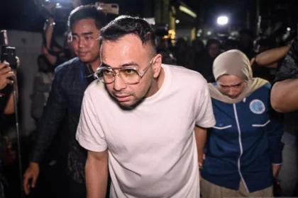 Pekerja seni Raffi Ahmad melayat ke rumah duka penyanyi Vidi Aldiano di Jalan Kecapi, CIlandak, Jakarta.