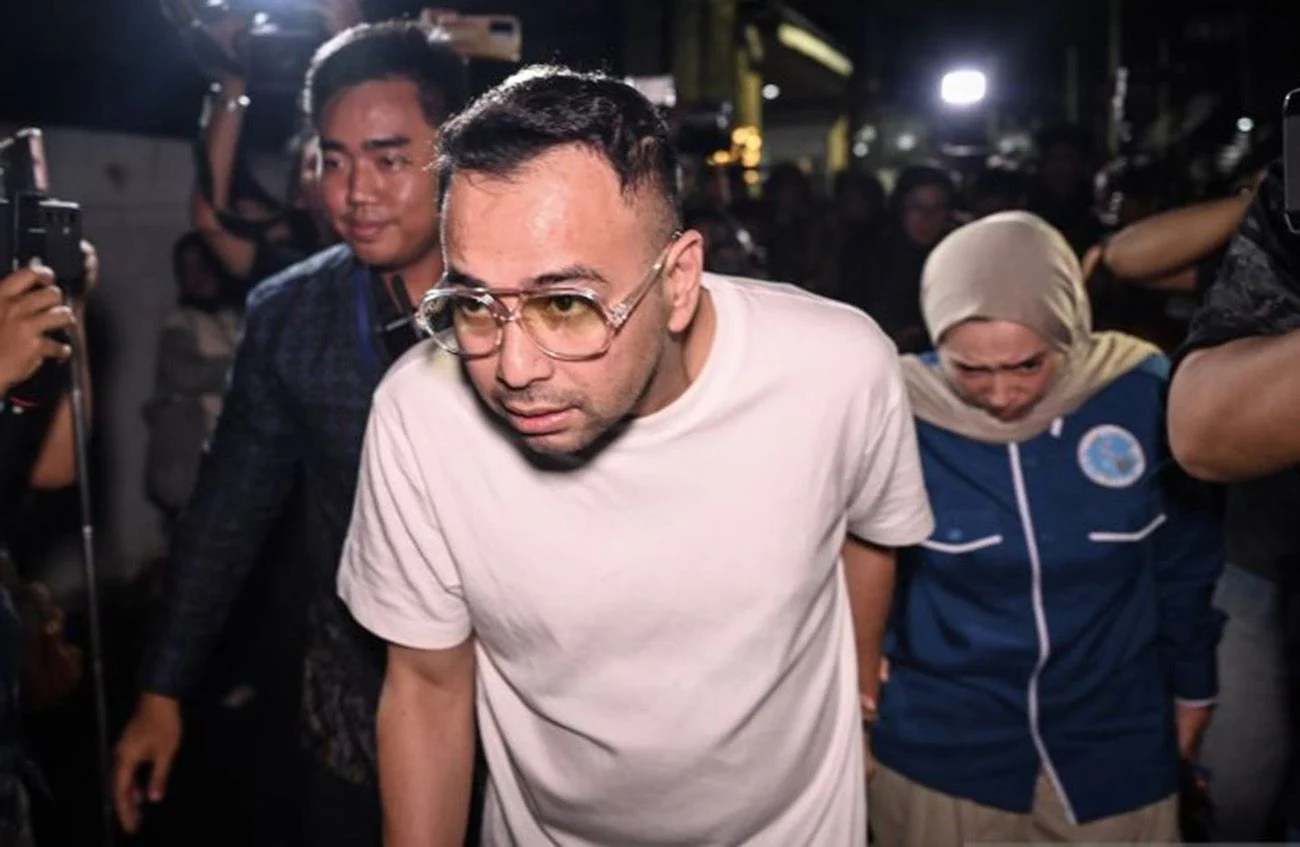 Pekerja seni Raffi Ahmad melayat ke rumah duka penyanyi Vidi Aldiano di Jalan Kecapi, CIlandak, Jakarta.
