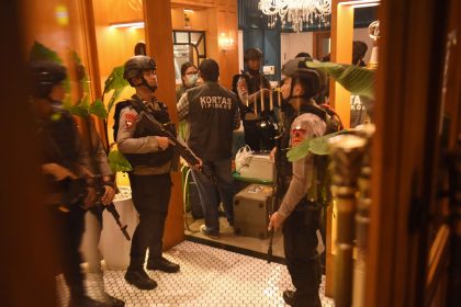 seizing several suitcases and safes as evidence in investigations into alleged corruption involving coal supplies