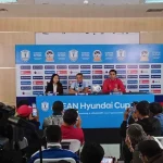 John Herdman (center) and goalkeeper Nadeo Argawinata