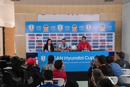 John Herdman (center) and goalkeeper Nadeo Argawinata