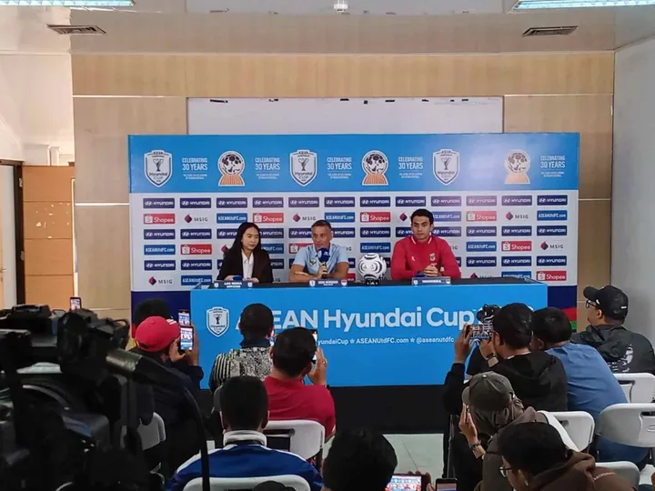 John Herdman (center) and goalkeeper Nadeo Argawinata